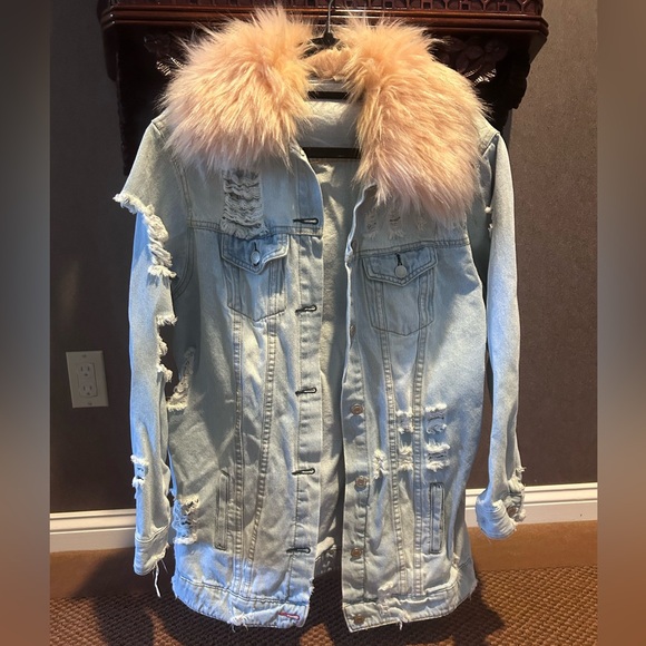 Distressed Denim Jacket w Faux Fur collar - Picture 3 of 16